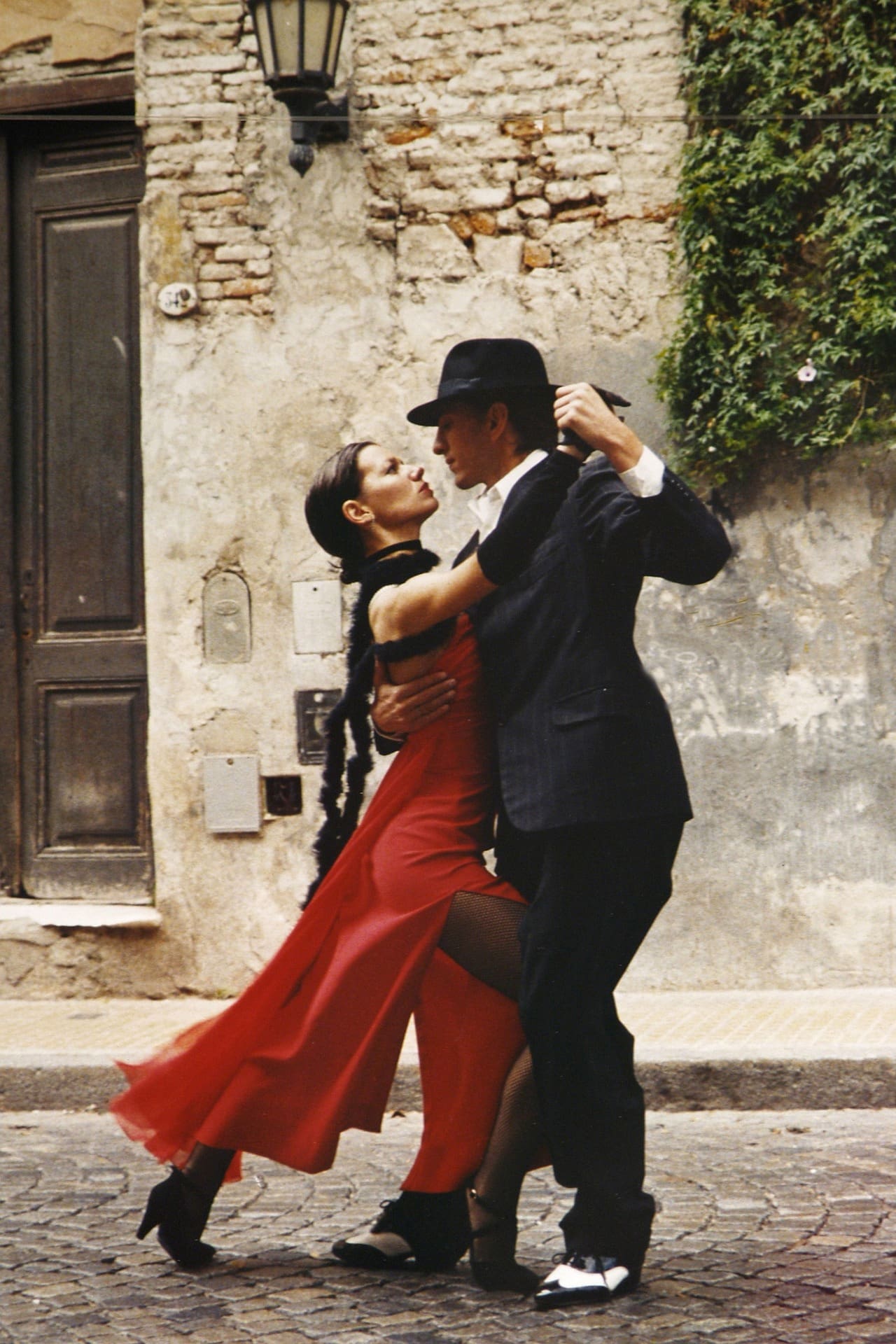 Argentina tango-190026_1920 A couple dancing their way to residency in Argentina