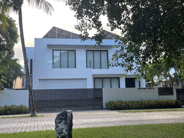 Real Estate Investment In Playa del Carmen: White house Playacar single family home