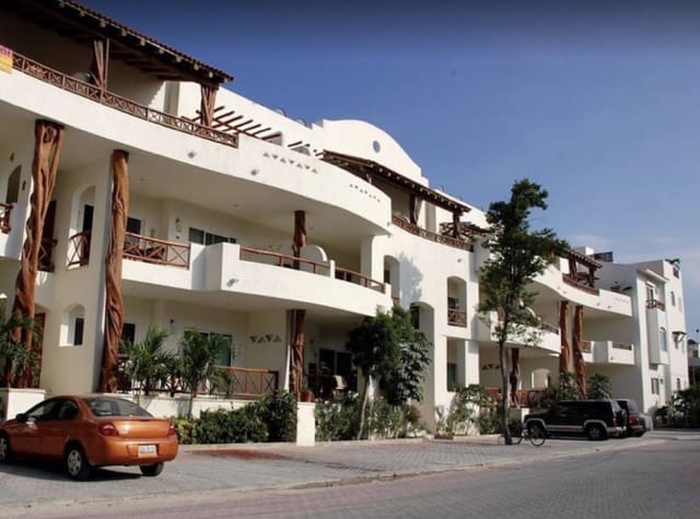 Real Estate Investment In Playa del Carmen: Building in front side