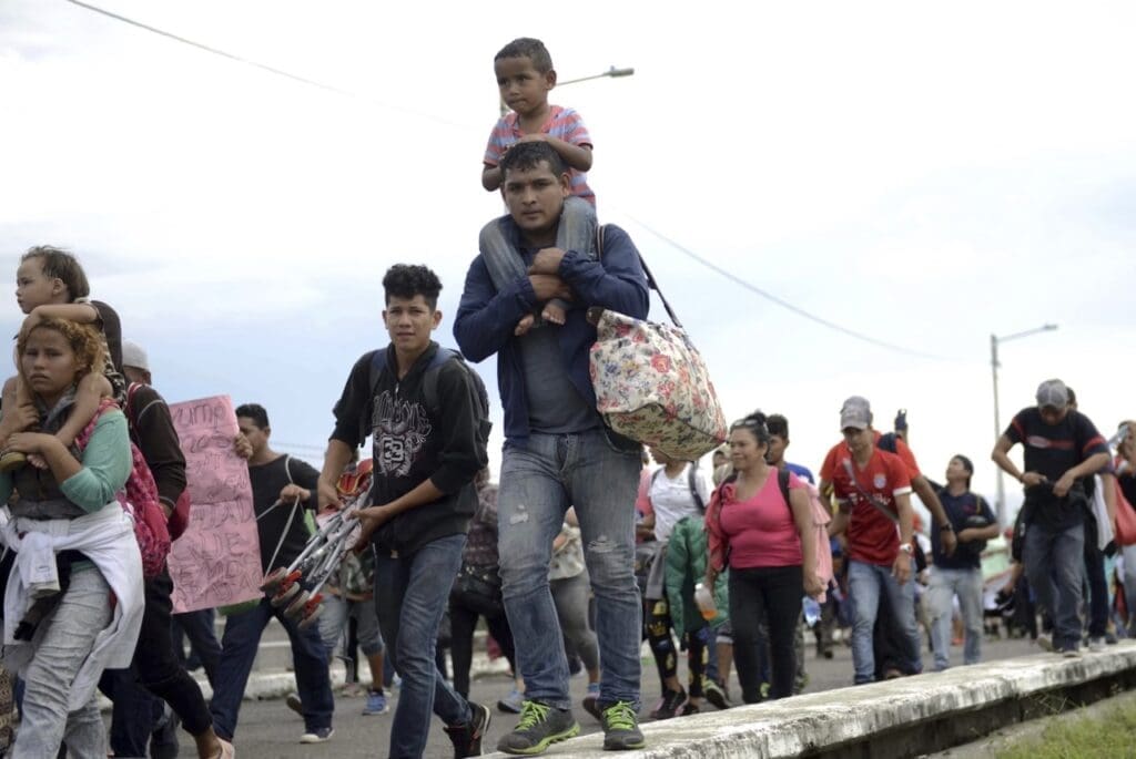 migrants marchant a la frontière américaine