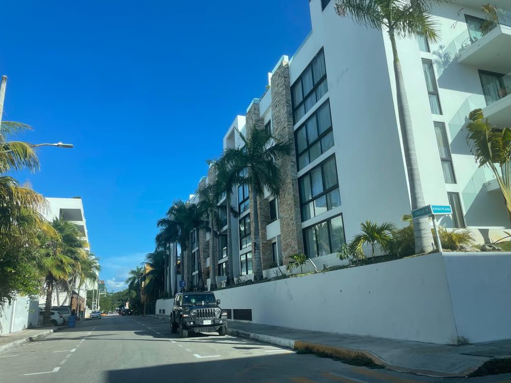 Real Estate Investment In Playa del Carmen: Big building with great amenities